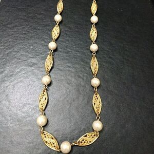 Avon gold tone faux pearl necklace 24"
